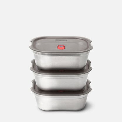 black+blum Matboks 600ml sølv i rustfritt stål, med lokk i grå silikon, tre bokser stablet oppå hverandre