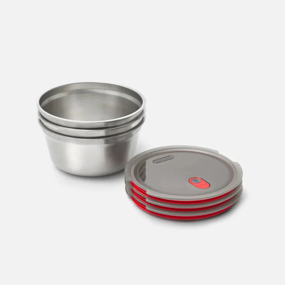 black+blum Matboks Rund 650ml Sølv i rustfritt stål, med tre lokk stablet ved siden av beholderne