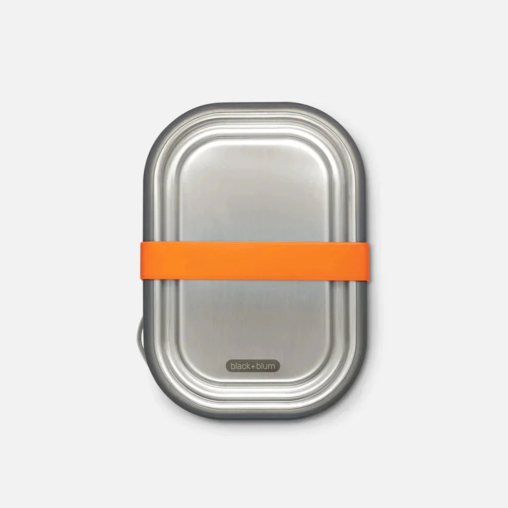 Black+Blum matboks 1L svart i rustfritt stål, sett ovenfra med oransje strikkbånd