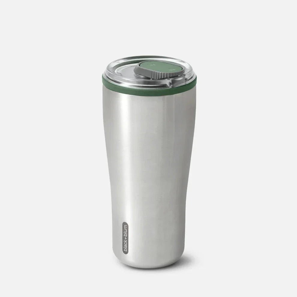 black+blum Termokopp Tumbler Olive i rustfritt stål og plast, sett fra siden på hvit bakgrunn