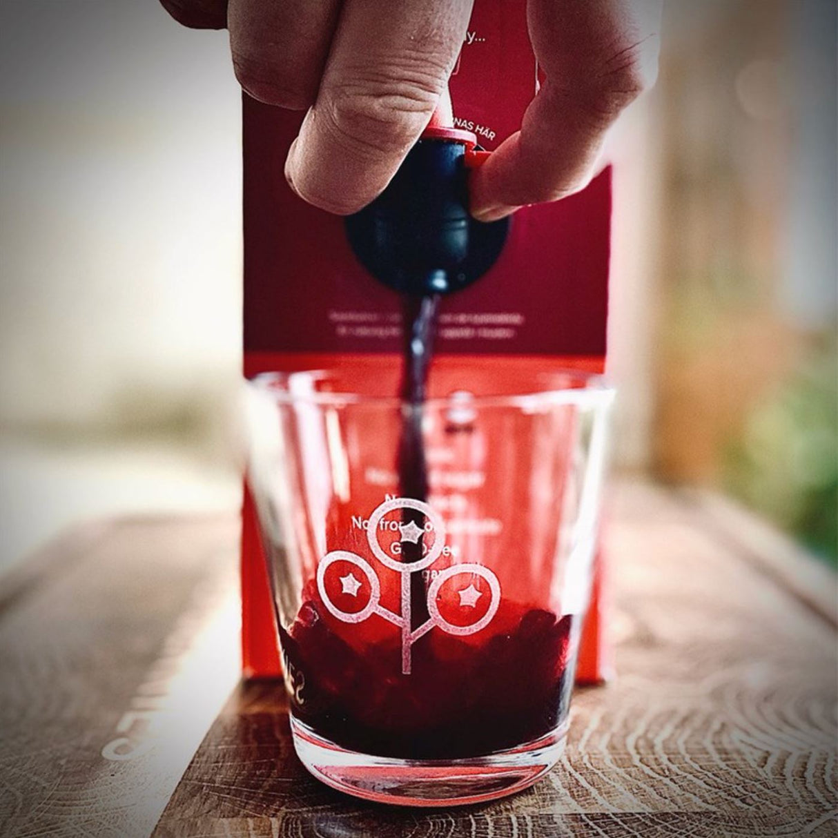 Finnish Superberries Finsk Økologisk Aronia juice 3 liter tappes i glass på kjøkkenbord