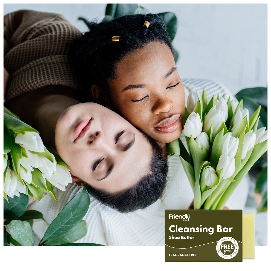 Friendly Soap ansiktssåpe Shea Butter 95 gram i mørkegrønn emballasje, med to kvinner og hvite tulipaner