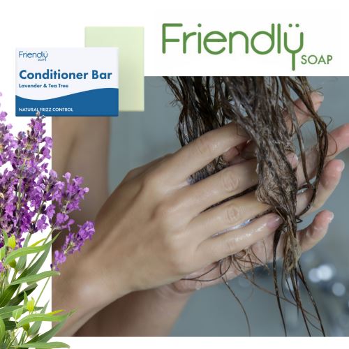 Friendly Soap Balsambar Lavendel & Tea Tree 90g lys grønn i bruk med hender som påfører håret