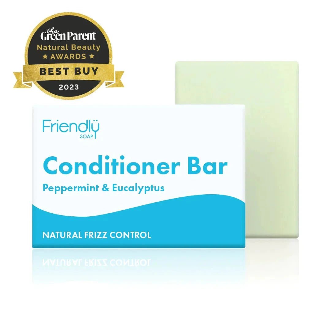 Friendly Soap balsambar Peppermynte og eukalyptus 95g i hvit/blå emballasje, med en lys grønn såpebar bak