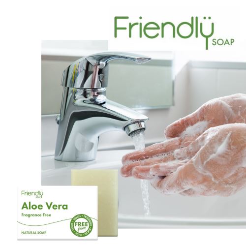Friendly Soap såpestykke Aloe Vera 95 gram i lys grønn, med hender som vaskes under en kran i bakgrunnen
