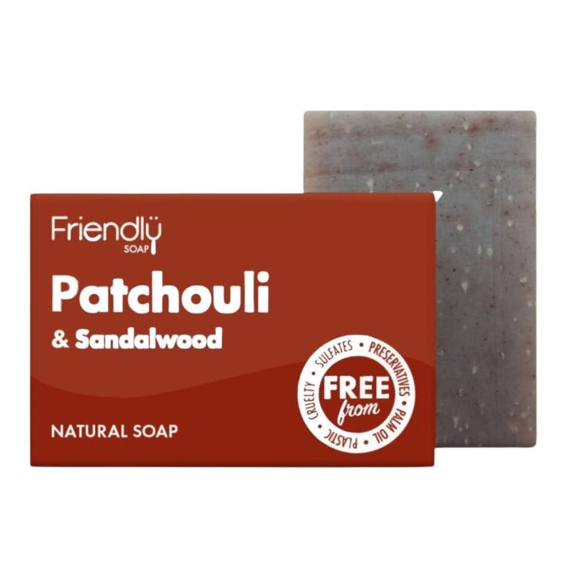 Friendly Soap såpestykke Patchouli & Sandeltre 95g i rød pappemballasje, med såpen delvis synlig bak
