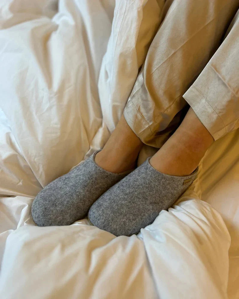 The Cozy Sheep Tøffel med gummisål – Lysegrå