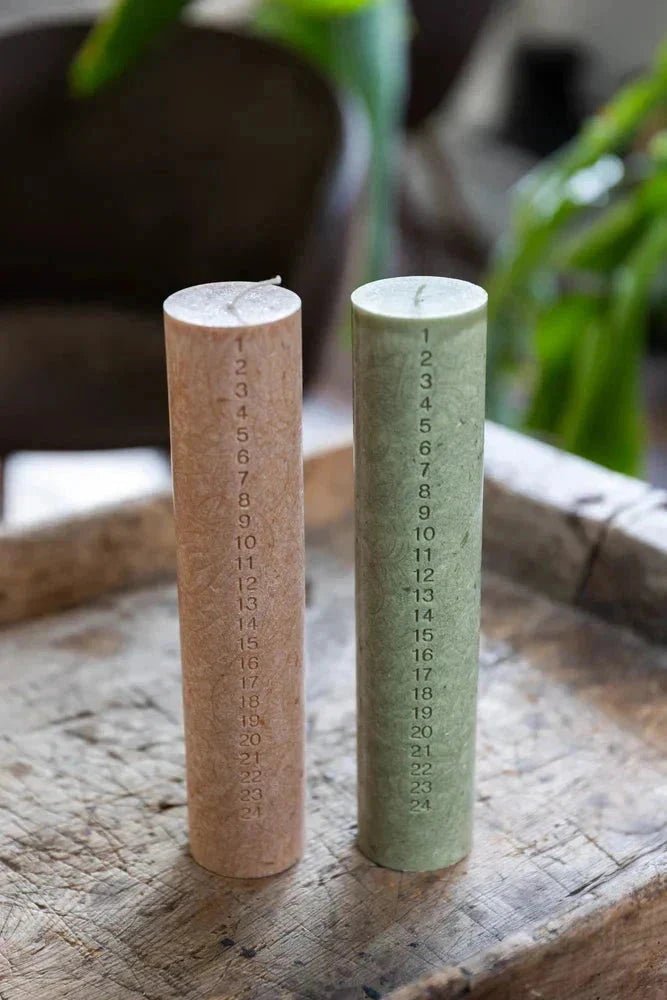 Kunstindustrien Kalenderlys Hazelnut og grønn i voks med tallene 1-24, to varianter side ved side