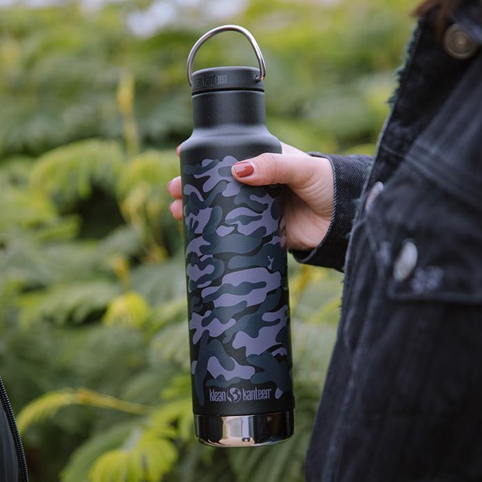 Klean Kanteen isolert termoflaske 355 ml Black Camo i rustfritt stål, holdt i hånden utendørs