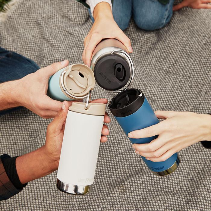 Klean Kanteen TKWide termokopper i rustfritt stål i ulike farger på piknikteppe