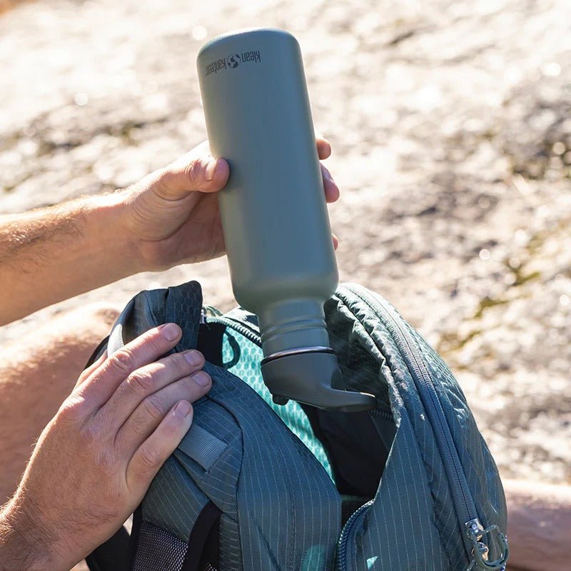 Klean Kanteen Classic drikkeflaske 800ml Clear Sky i rustfritt stål, i bruk med lokket delvis i en sekk