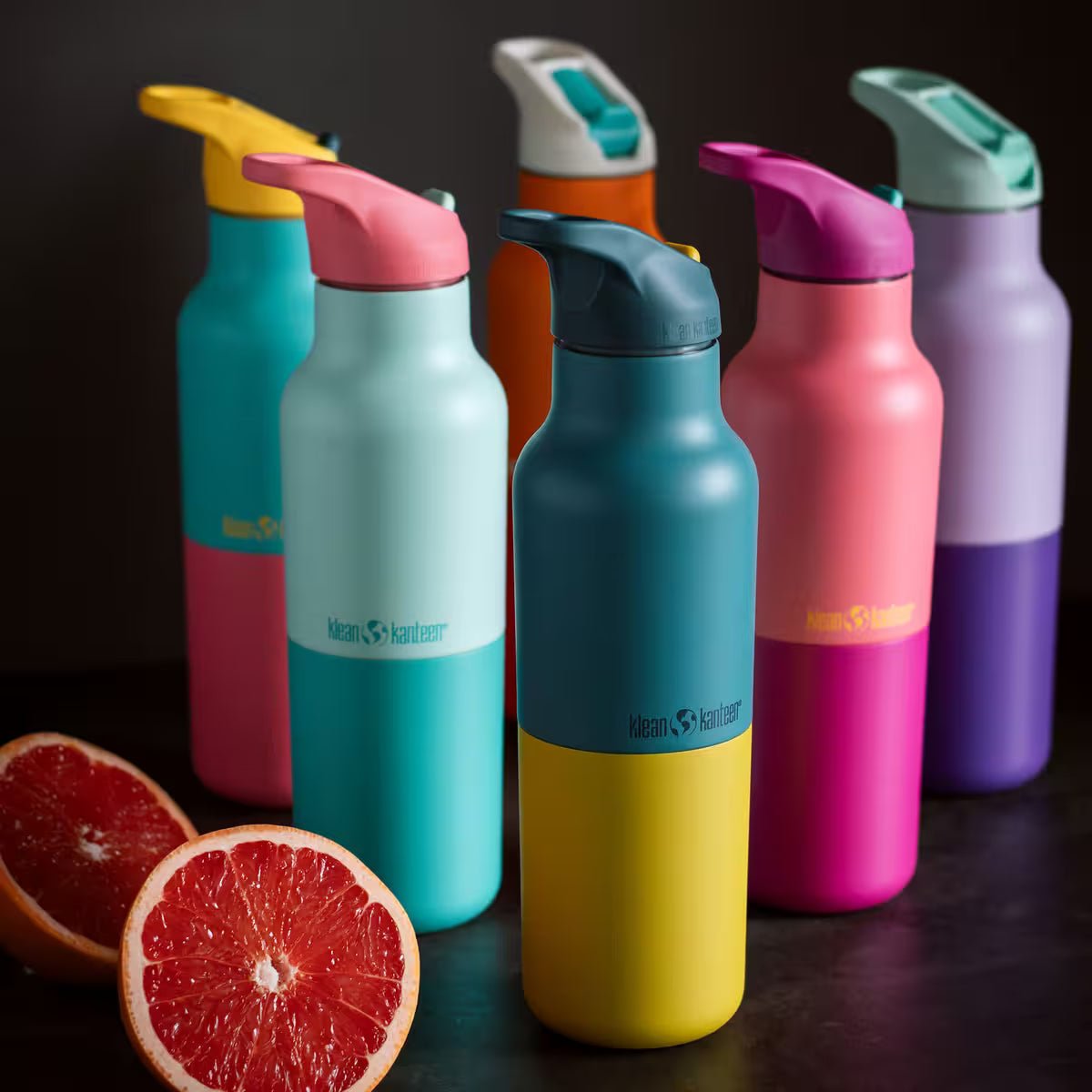 Klean Kanteen isolert drikkeflaske 473 ml Marigold Kaleidoscope i rustfritt stål, flere flasker og grapefrukt på bordet