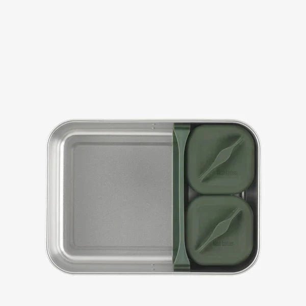 Klean Kanteen Half Snack Box 83 ml to stk liten firkantet snackboks i rustfritt stål vist oppi en matboks