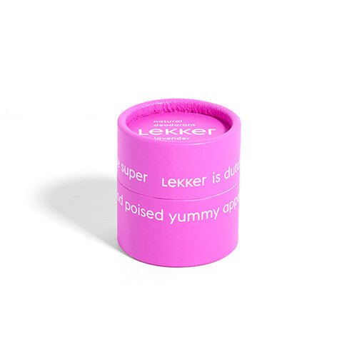 The Lekker Company deodorant Lavender i pappemballasje med lilla etikett, sett fra siden med hvit bakgrunn