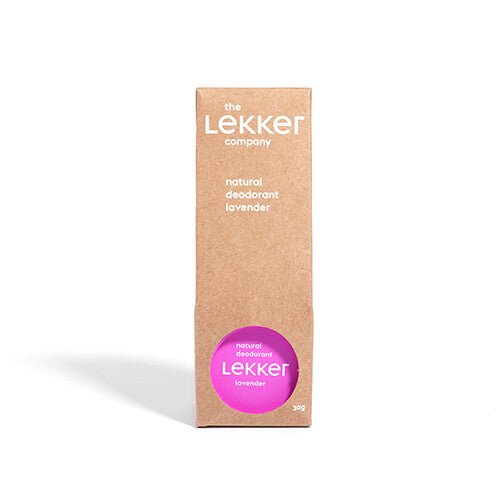 The Lekker Company deodorant Lavender i pappemballasje med lilla etikett, sett forfra med hvit bakgrunn