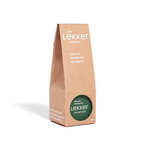 The Lekker Company deodorant Woodland i mørkegrønn pappemballasje, sett forfra og litt fra siden