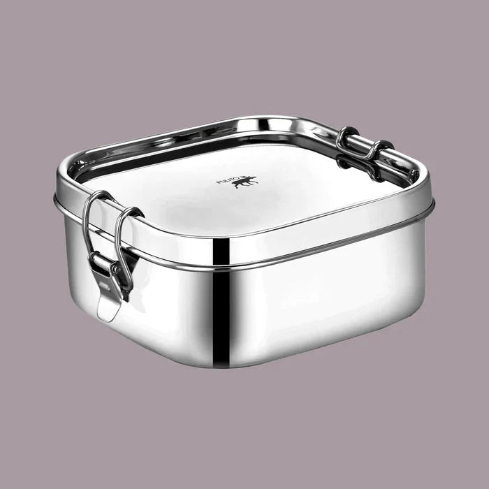 Pulito Matboks Airtight Kvadrat i rustfritt stål, en firkantet boks på 1150 ml som holder maten frisk og trygg. Den har silikontetning og låseklemmer som sikrer en lekkasjefri og gjenbrukbar matoppbevaring.