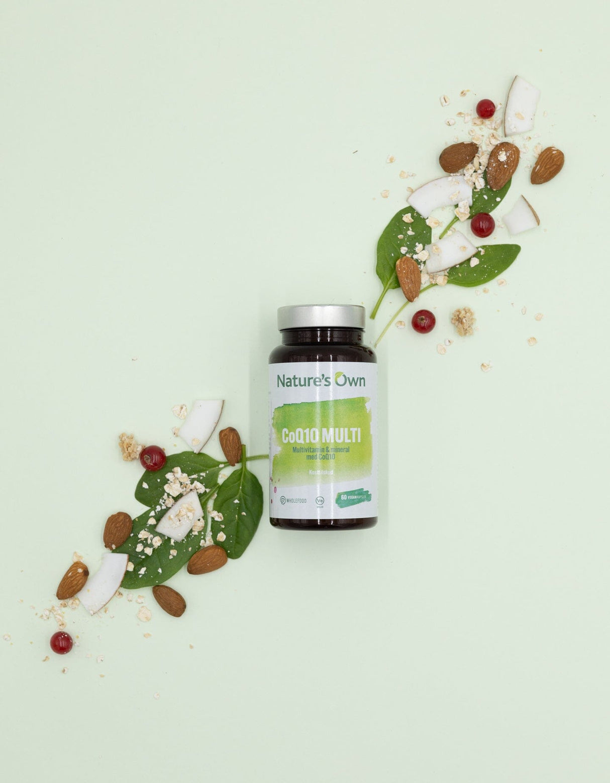 Natures Own CoQ10 Multi 60 kapsler med nøtter, kokos og spinat på lys grønn bakgrunn