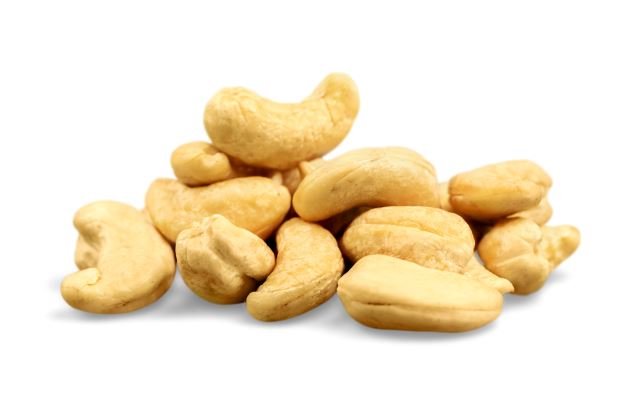 Suztain Økologiske Cashewnøtter 1 kg i lys beige farge, en haug med nøtter på hvit bakgrunn