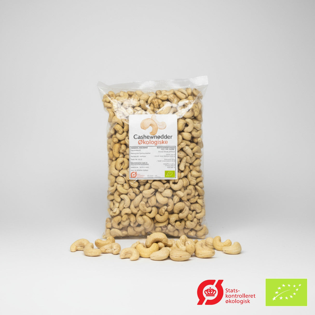 Sustzain økologiske cashewnøtter 1 kg i gjennomsiktig pose med spredte nøtter på hvit bakgrunn