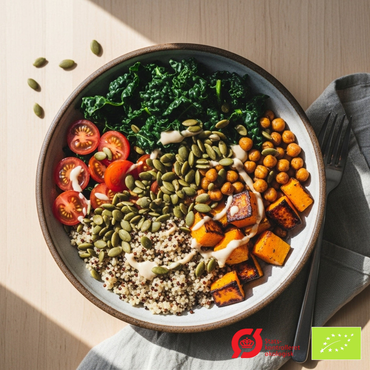 Suztain Økologiske Gresskarkjerner 1 kg grønne i en bolle med salat, quinoa, kikerter og grønnsaker