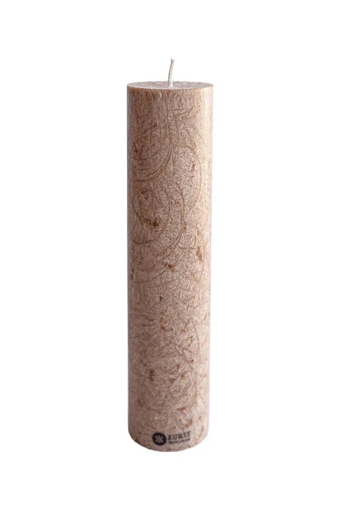 Kunstindustrien kubbelys 25 cm Hazelnut i olivenvoks, sett forfra med veken synlig på toppen