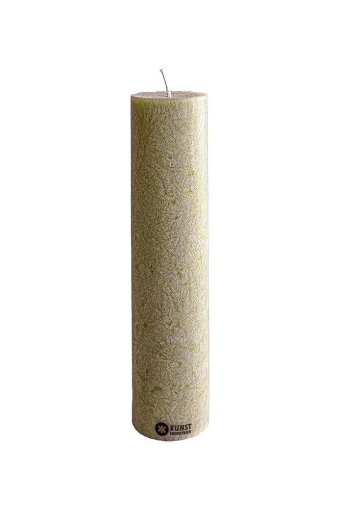 Kunstindustrien kubbelys 25 cm Moss Green i olivenvoks, sett fra siden med logo nederst