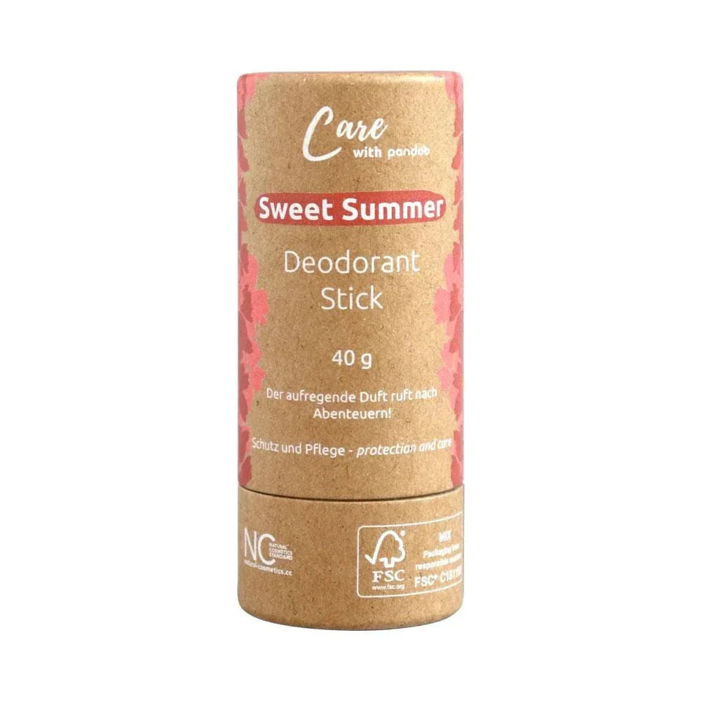 Pandoo Deodorant Stick i brun, FSC papirtube med røde detaljer. Teksten "Sweet Summer" står på forsiden. Produktet er plastfritt, økologisk og egnet for sensitiv hud.