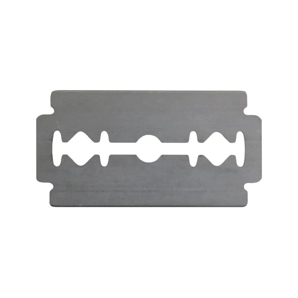 Skinnende, sølvfarget barberblad med klassisk dobbel egg, avlang form og symmetrisk utskjæring i midten. Brukes i sikkerhetsskrabere for tradisjonell barbering.