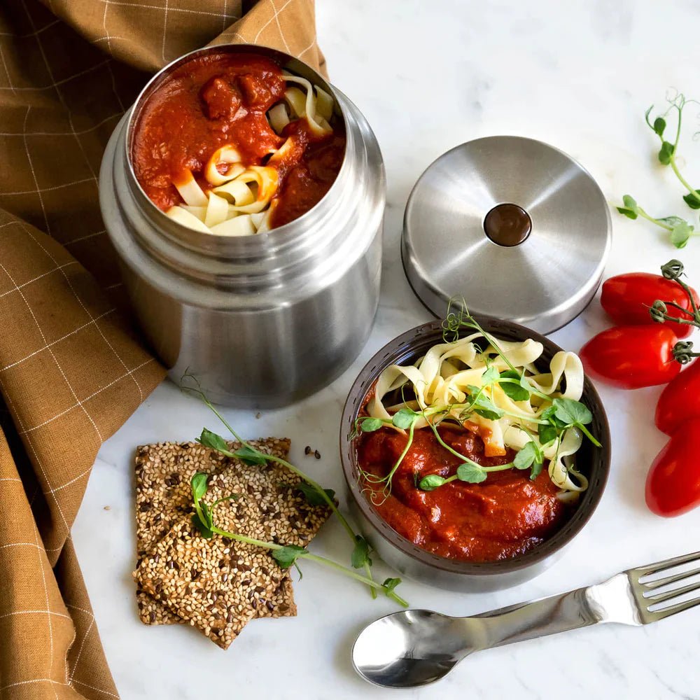 Pulito Mattermos 750ml Sølv i rustfritt stål, fylt med pasta og tomatsaus, med lokket ved siden av