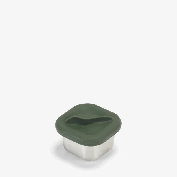 Klean Kanteen Half Snack Box 83 ml liten firkantet snackboks i rustfritt stål med silikonlokk sett skrått ovenfra siden