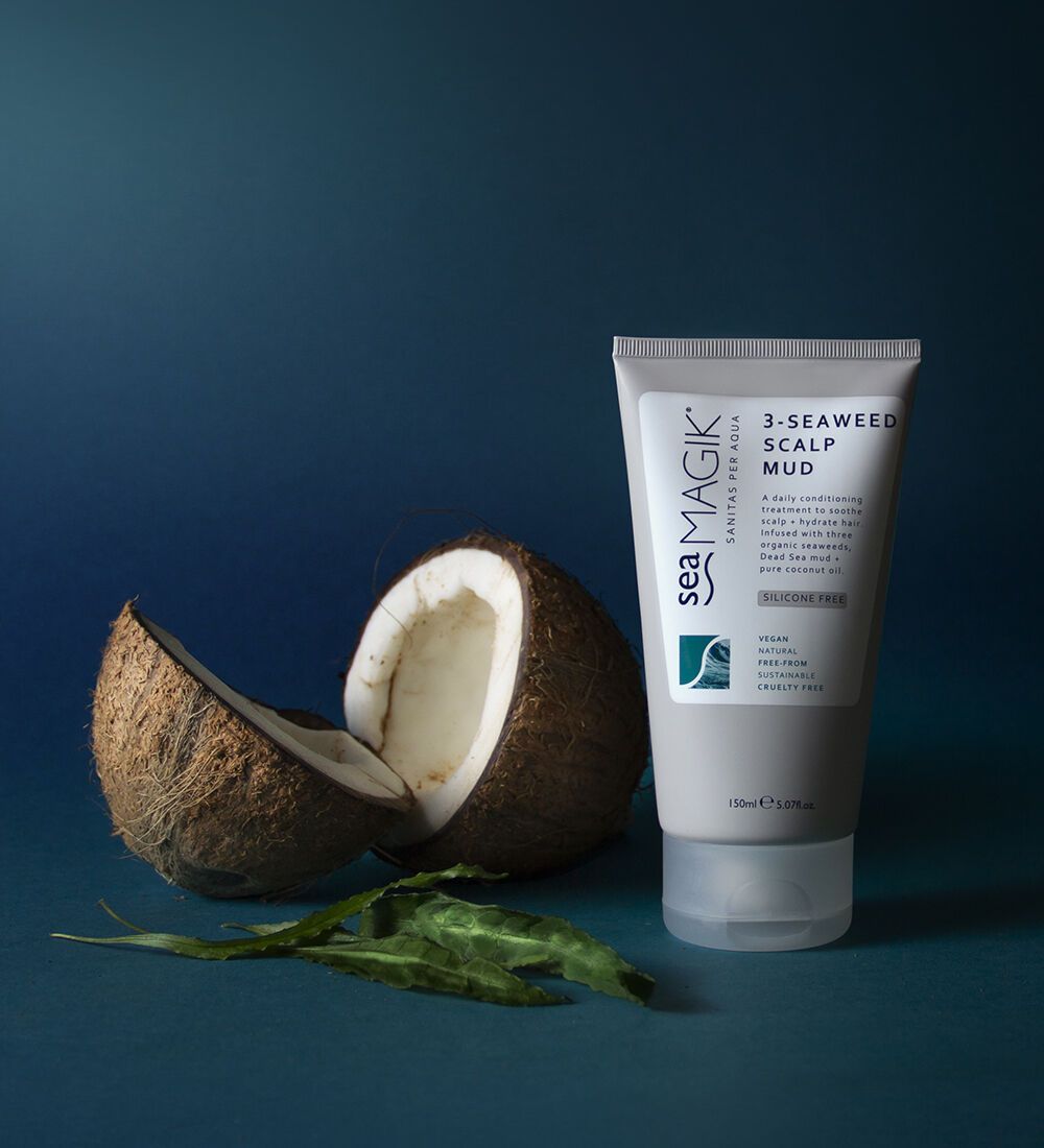 Sea Magik 3 Seaweed Scalp Mud 150ml i hvit plasttube, med kokosnøtt og grønne blader ved siden av