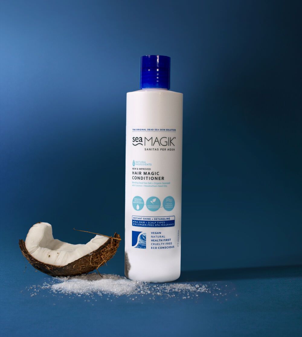 Sea Magik Hair Magic Balsam 300 ml hvit i plastflaske med blått lokk, med kokosnøtt i forgrunnen