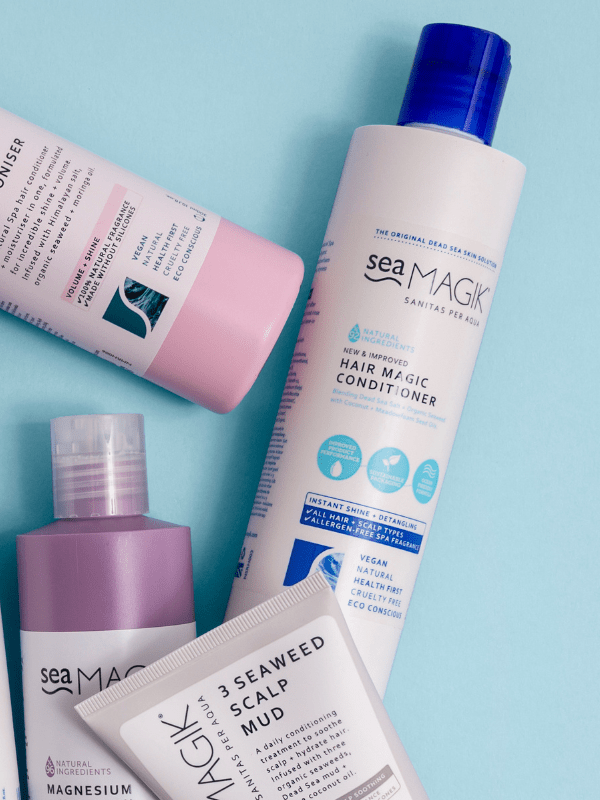 Sea Magik Hair Magic Balsam 300 ml hvit i plastflaske med blått lokk, sammen med andre produkter