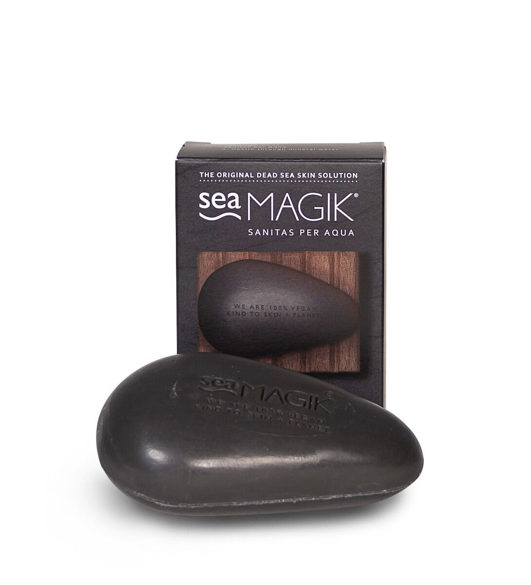 Sea Magik Black Mud Soap 100g, grå fast såpebar med logo, sett forfra med emballasjen i bakgrunnen
