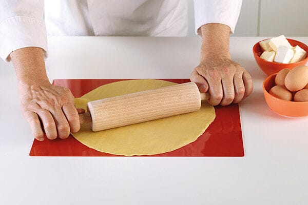 Silikomart gjenbrukbart bakepapir 360x430 mm rød i silikon, i bruk med deig og kjevle