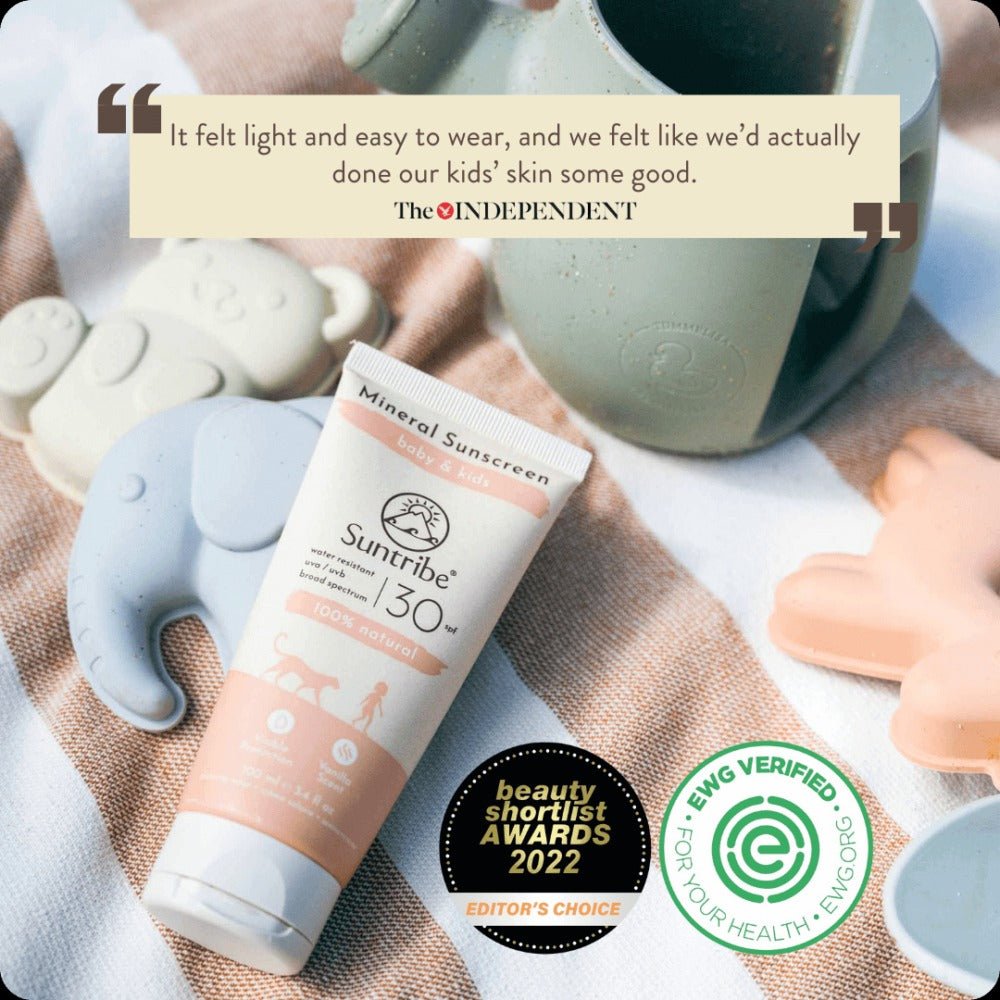 Suntribe Mineral Solkrem Barn & Baby SPF 30 100 ml i krem, med leker og utmerkelser på et håndkle