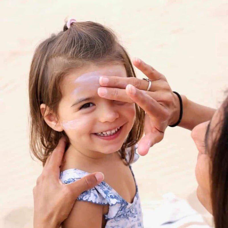 Suntribe Mineral Solkrem SPF 50, 100 ml, hvit krem, påført et barns ansikt i nærbilde