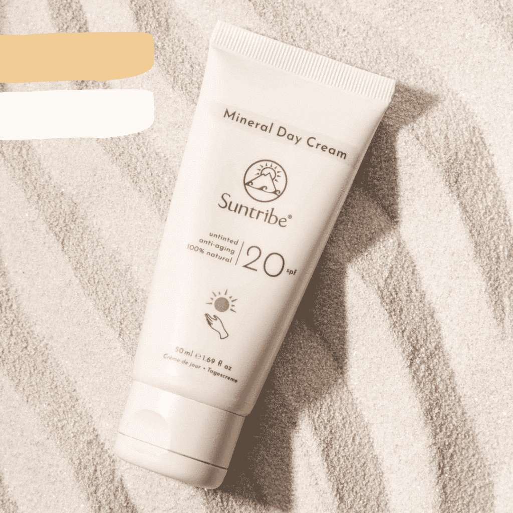 Suntribe Ansiktskrem SPF 20 Untinted 50 ml i hvit tube, liggende på hvit sand med bølgemønster, sett ovenfra
