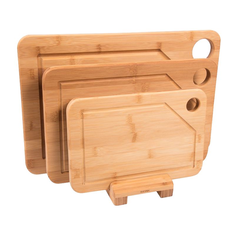 Sett med tre rektangulære skjærefjøler i ulike størrelser laget av lysebrun bambus. Alle har avrundede hjørner, saftrille og hull for oppheng. Leveres med en enkel stativholder i samme materiale.