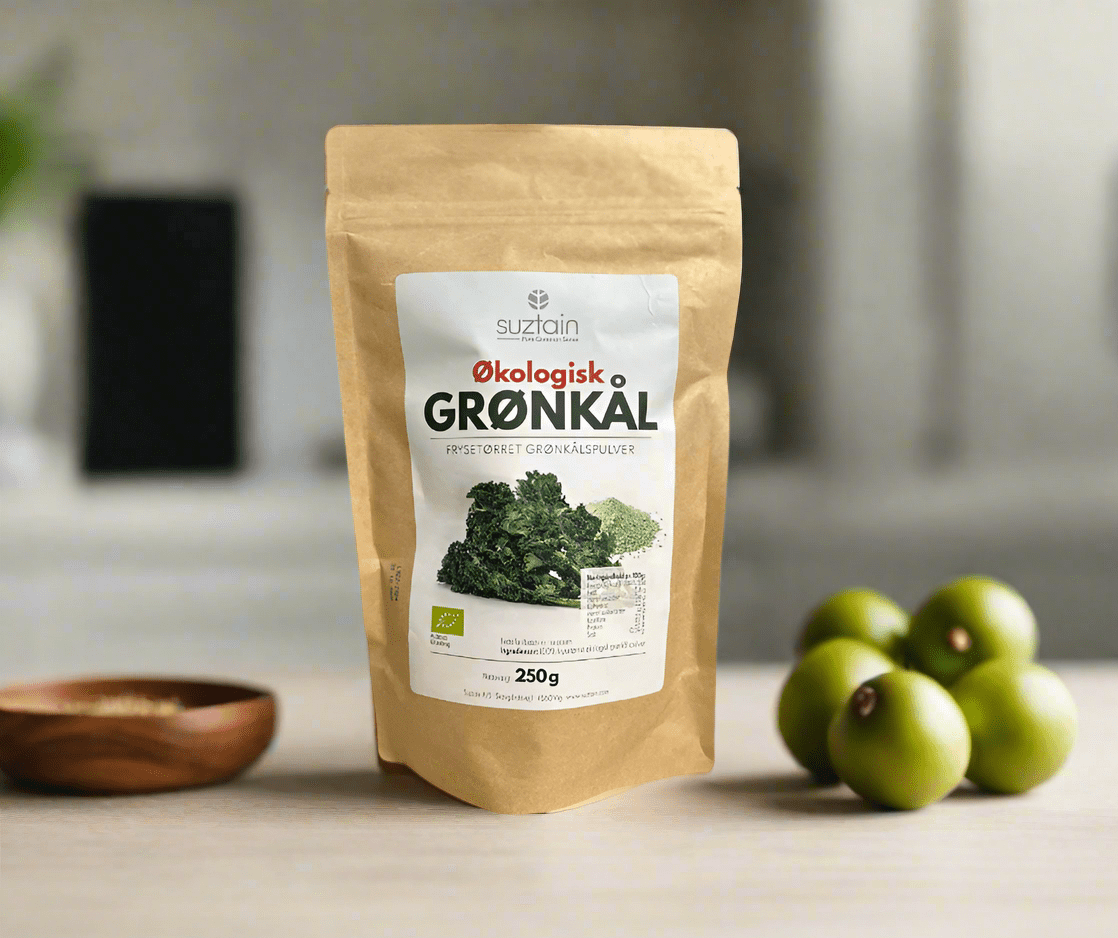 Suztain økologisk frysetørket grønnkålspulver 250g i brun papirpose på kjøkkenbenk med grønne tomater