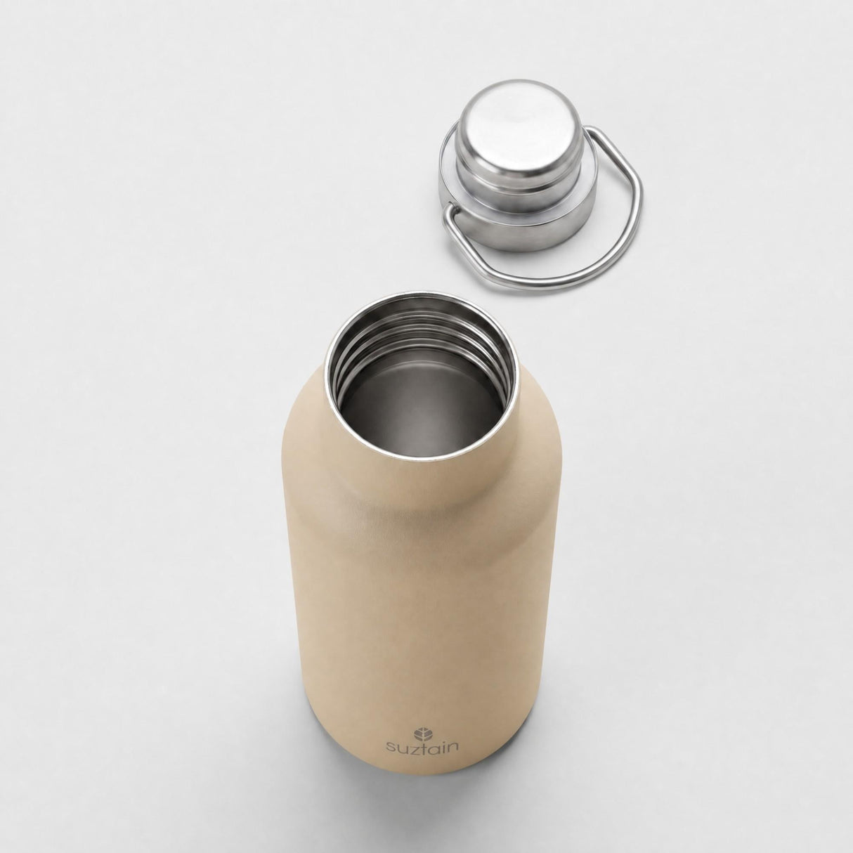 Suztain termoflaske 500 ml beige i rustfritt stål, med lokket liggende ved siden av flaskeåpningen