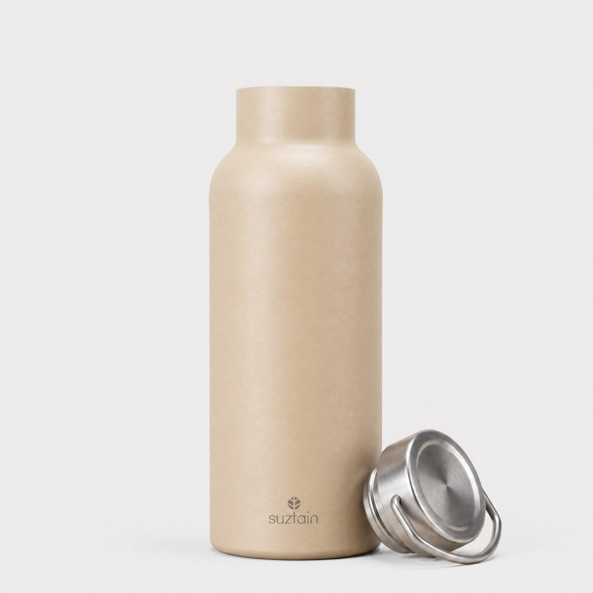 Suztain termoflaske 500 ml beige i rustfritt stål, med avskrudd lokk ved siden av flasken
