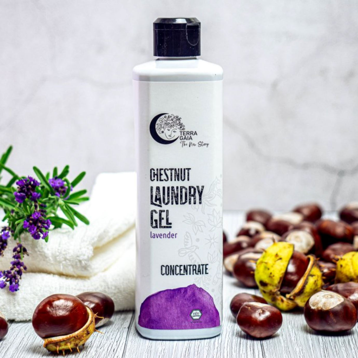 Terra Gaia vaskemiddel 500ml Lavendel i plastflaske, med lavendel og kastanjer på hvit bakgrunn