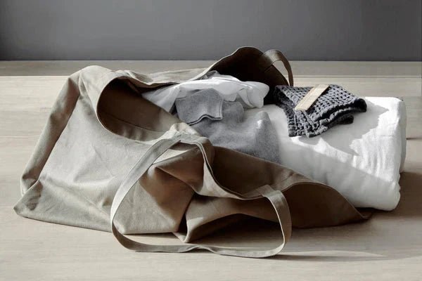 The Organic Company Big Long Bag veske leire i bomull, sett forfra med innhold på gulvet