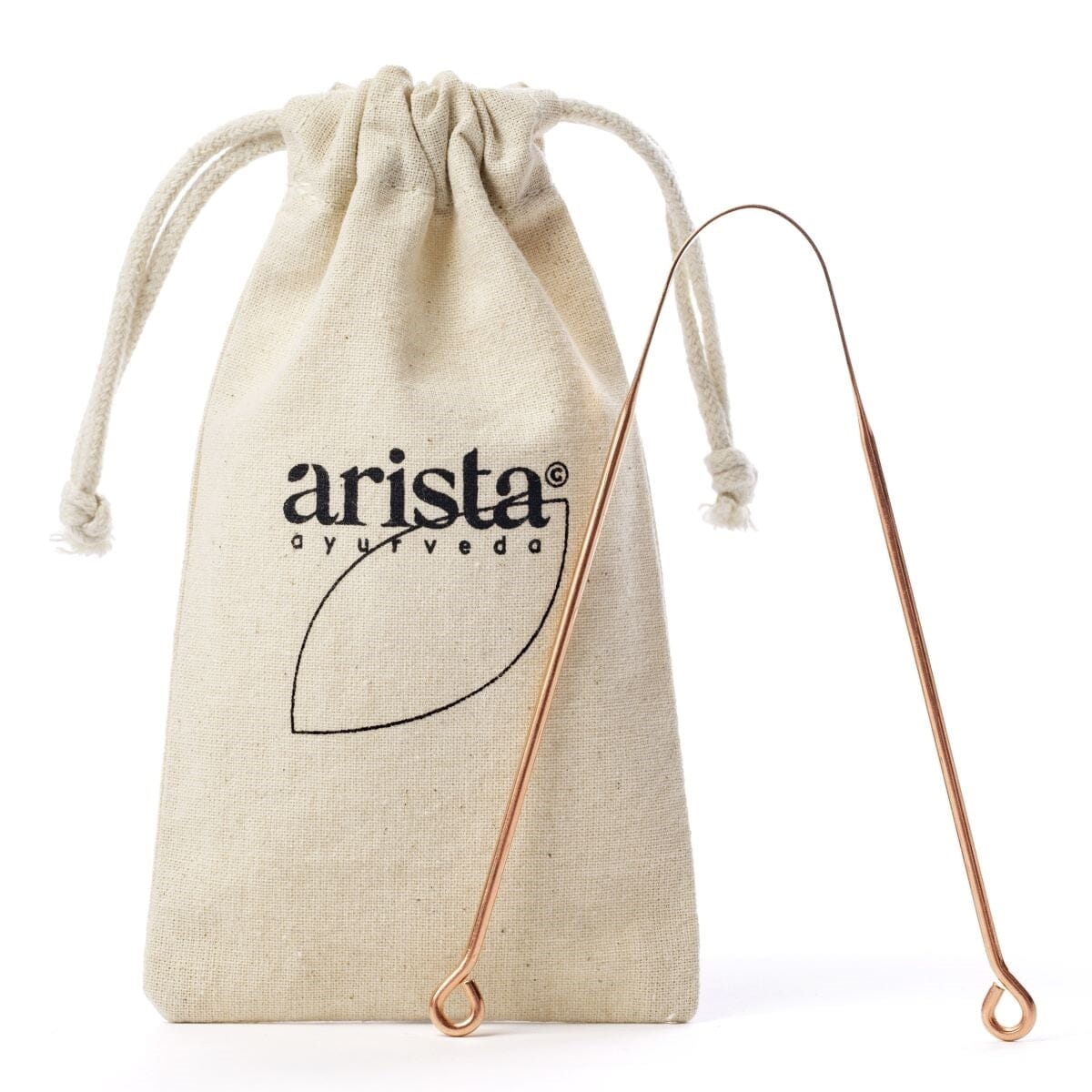 Arista Ayurveda tungeskrape i kobber i kobber i metall, med en tøypose med logo i bakgrunnen