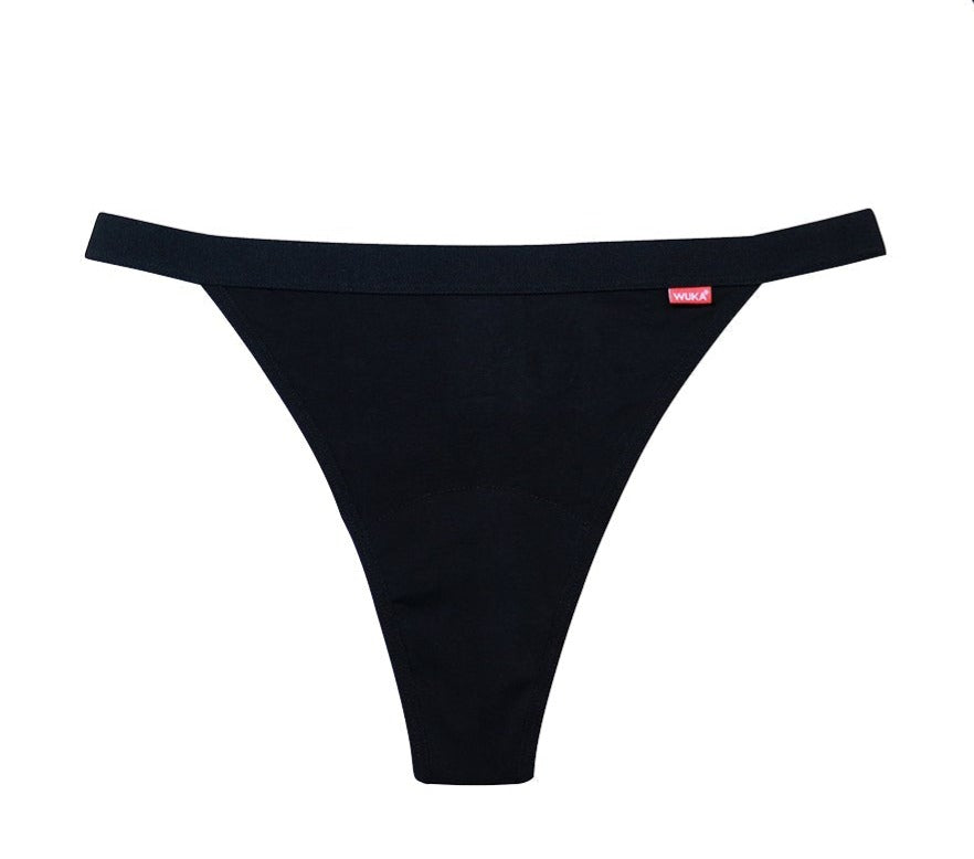WUKA Basics™ Thong – Light Flow i svart med rødt lite Wuka merke, gjenbrukbar menstruse med lett absorbering for spotting og lette dager. Karbonnøytral og vegansk sertifisert