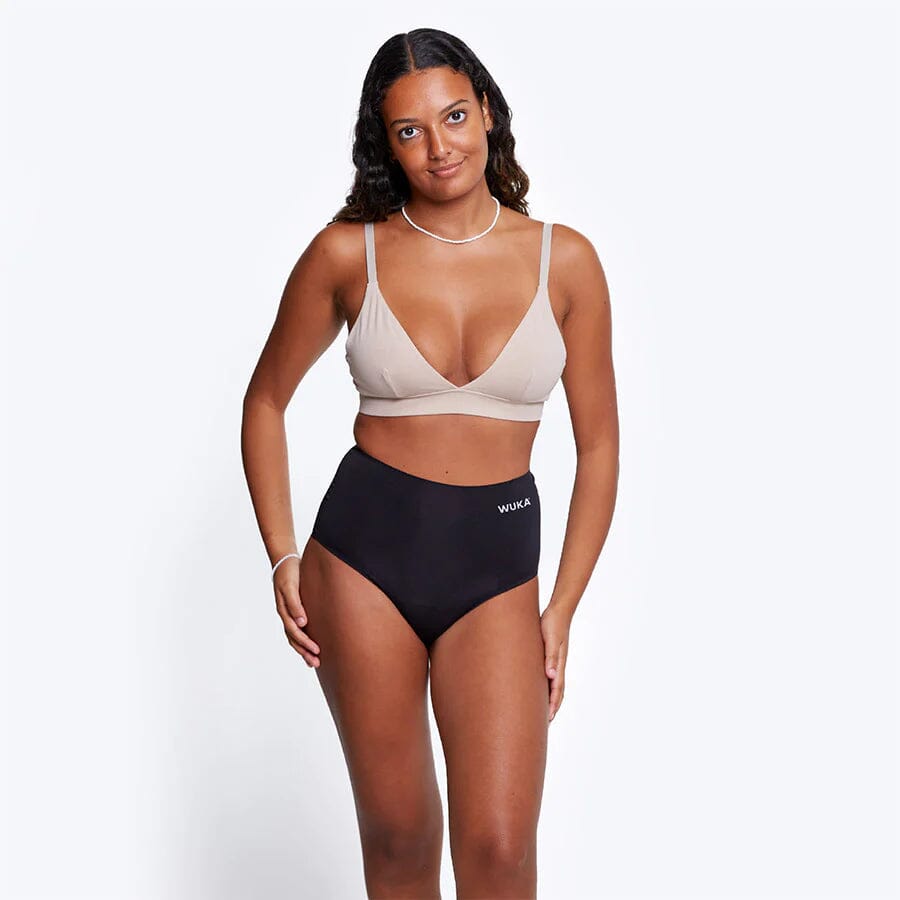WUKA Stretch Seamless High Waist truse, medium flow, svart i tekstil, sett forfra på en modell