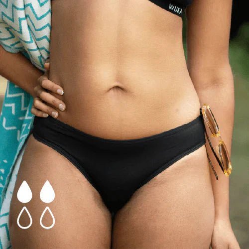 WUKA Swim Bikini Brief Light Flow Svart i stoff, i bruk på en person med hånd på hoften