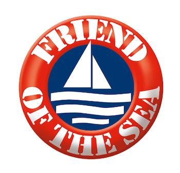 Zooca Friend of the Sea-logo i rød og blå med hvit skrift og seilbåt, sett forfra